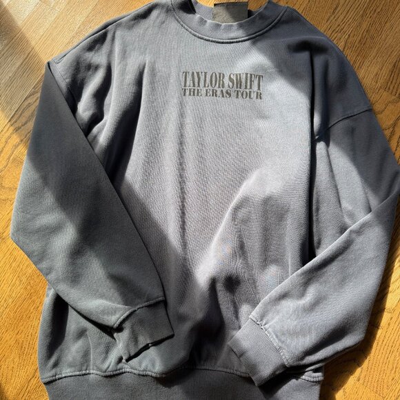 NWT The Eras Tour Authentic Blue Crewneck Sweatshirt Taylor Swift 2023-24 Size M - Picture 1 of 3